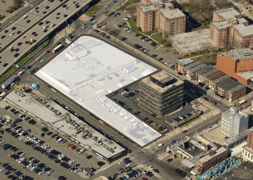 3005 Whitestone Expy, Flushing, NY à vendre - Photo du bâtiment - Image 2 de 2