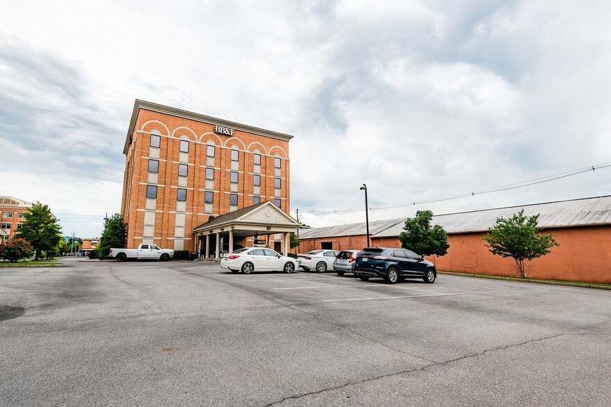 100 E Main St, Sevierville, TN à louer - Photo du bâtiment - Image 3 de 16