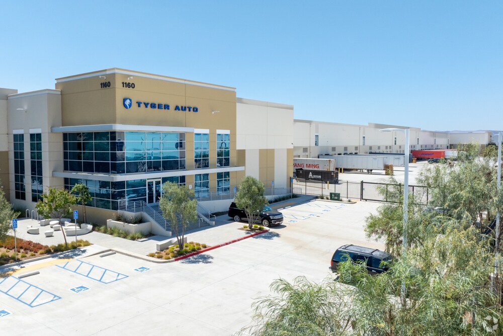 1160 W Rincon St, Corona, CA à vendre Photo principale- Image 1 de 1