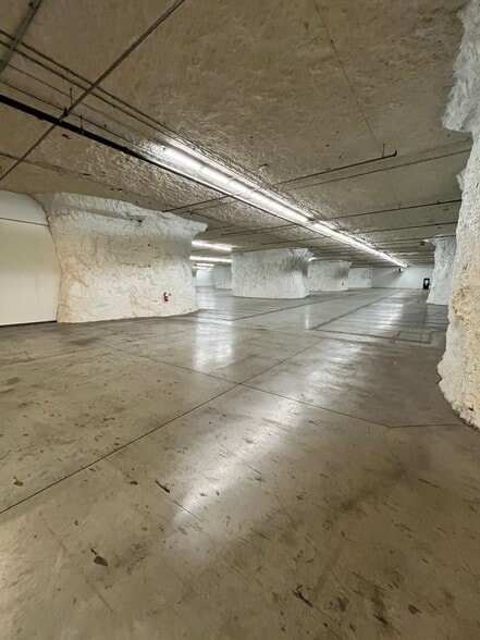 8601 NE Underground Dr, Kansas City, MO for lease - Building Photo - Image 2 of 5