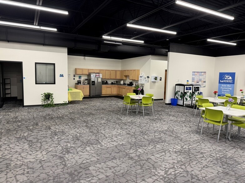 1133 Corporate Dr, Farmington, NY for lease - Building Photo - Image 2 of 7