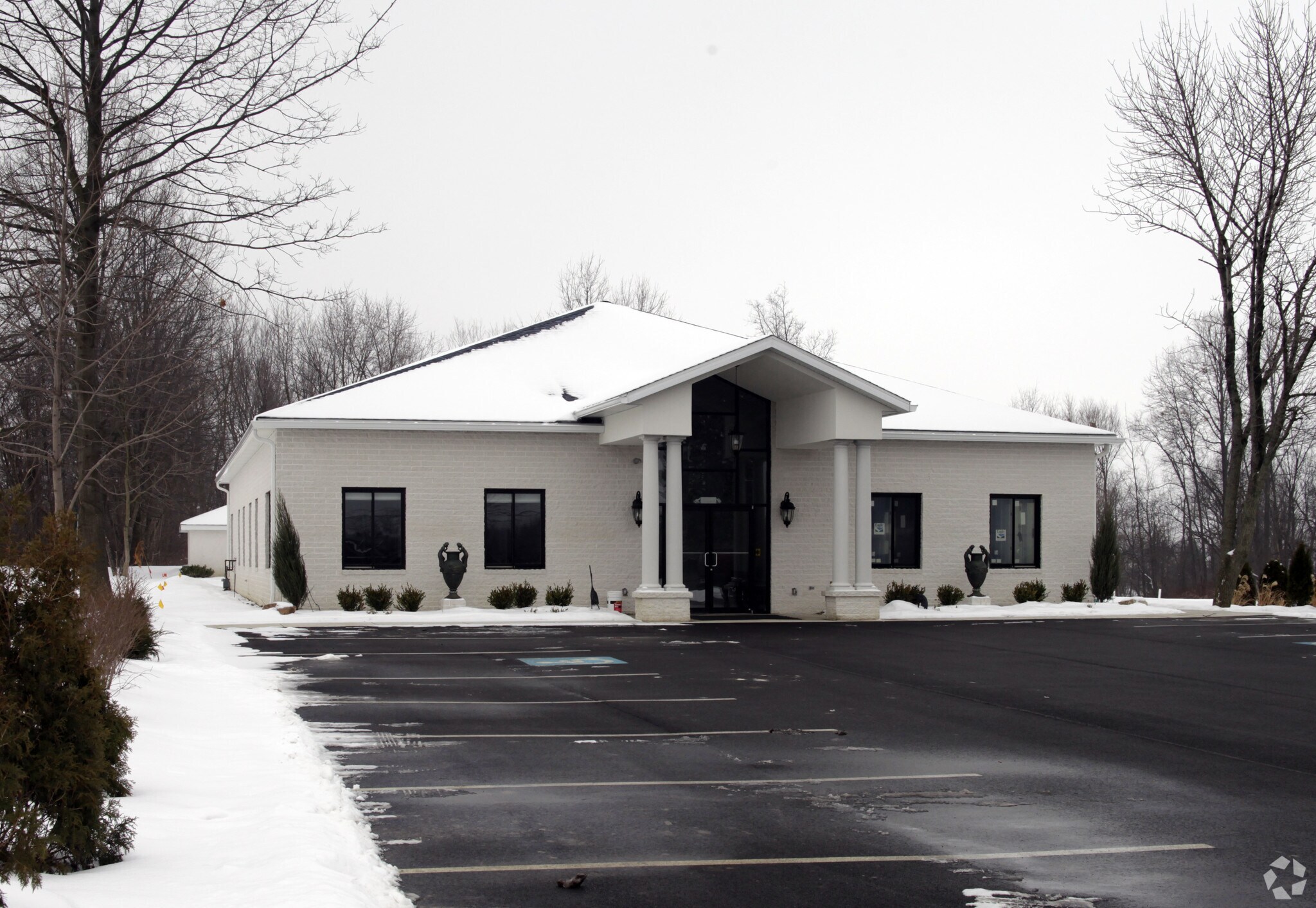 908 E Waterloo Rd, Akron, OH à louer Photo principale- Image 1 de 11