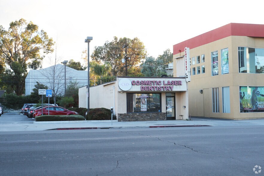 22062 Ventura Blvd, Woodland Hills, CA à louer - Photo du bâtiment - Image 2 de 9