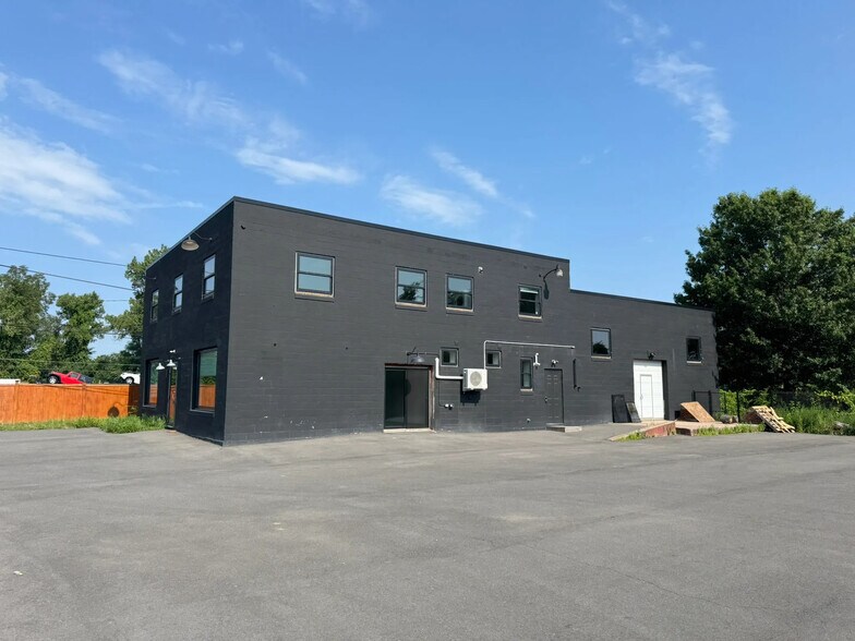 240 Chapel Rd, South Windsor, CT à vendre - Photo du bâtiment - Image 2 de 11
