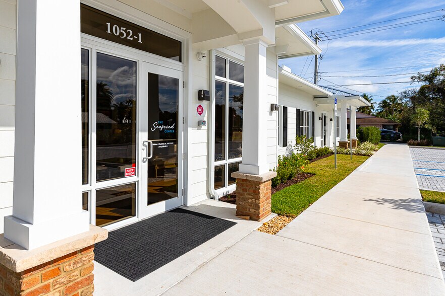 1052 SE Ocean Blvd, Stuart, FL à louer - Photo du bâtiment - Image 2 de 5
