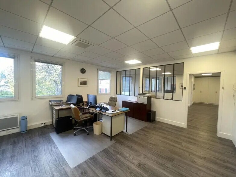 Office in Nanterre for lease - Interior Photo - Image 2 of 24