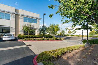 29033 Avenue Sherman, Valencia, CA à louer Photo du bâtiment- Image 2 de 12