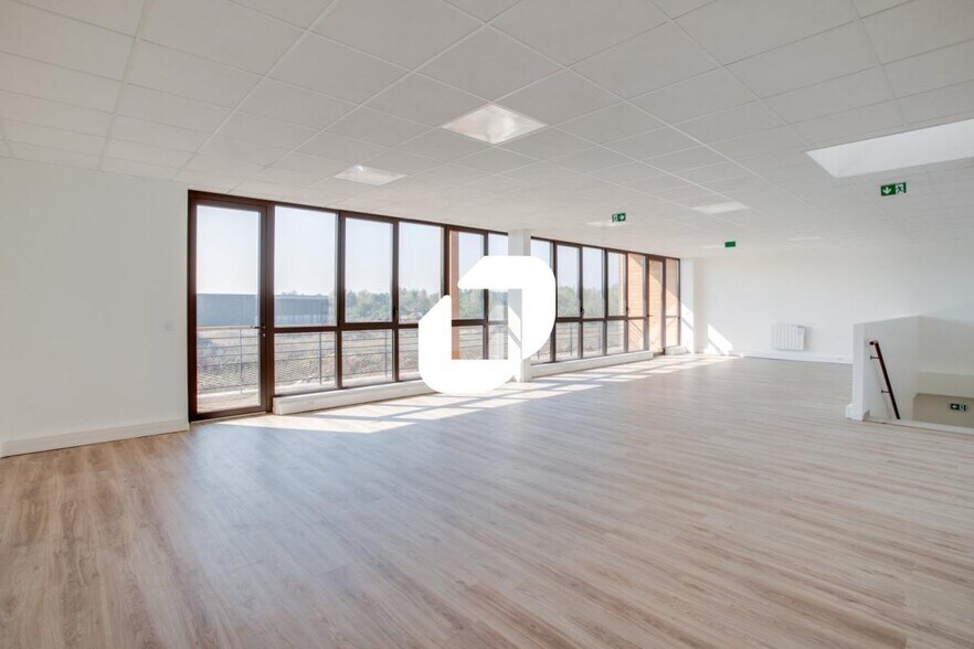 Flex in Collégien for lease - Interior Photo - Image 2 of 29