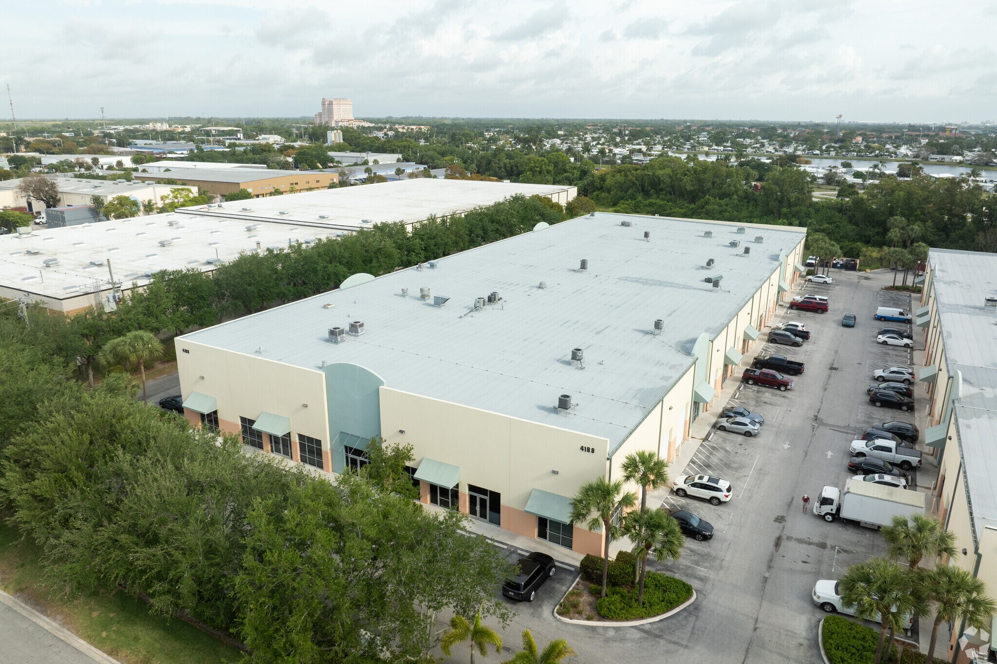 4188 Westroads Dr, Riviera Beach, FL à louer Aérien- Image 1 de 17