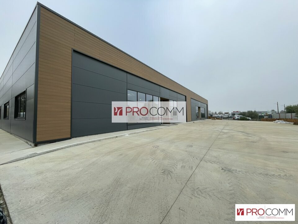 Flex in Chartres for lease Building Photo- Image 1 of 9