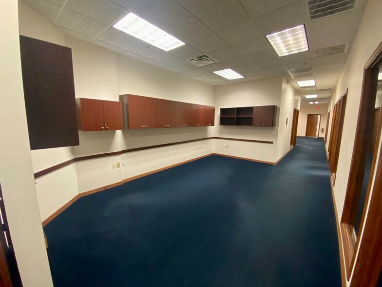 11031 US Hwy 19 N, Port Richey, FL à louer - Photo intérieure - Image 2 de 34