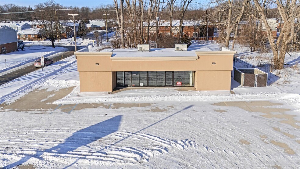 8498 Wayne Rd, Romulus, MI à louer - Photo du bâtiment - Image 2 de 12