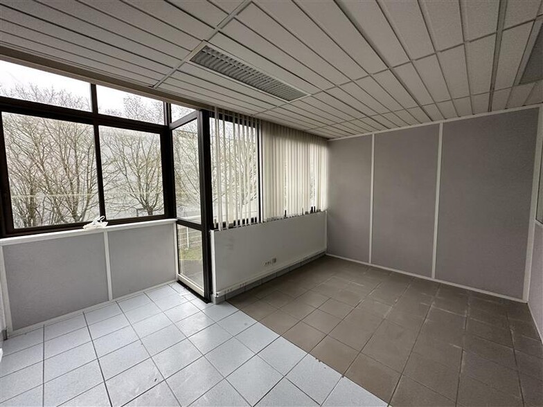 Flex in Boissy-Saint-Léger for lease - Building Photo - Image 2 of 5