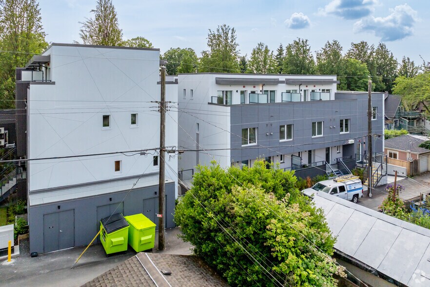 2095 1st Av E, Vancouver, BC à vendre - Photo du bâtiment - Image 2 de 6