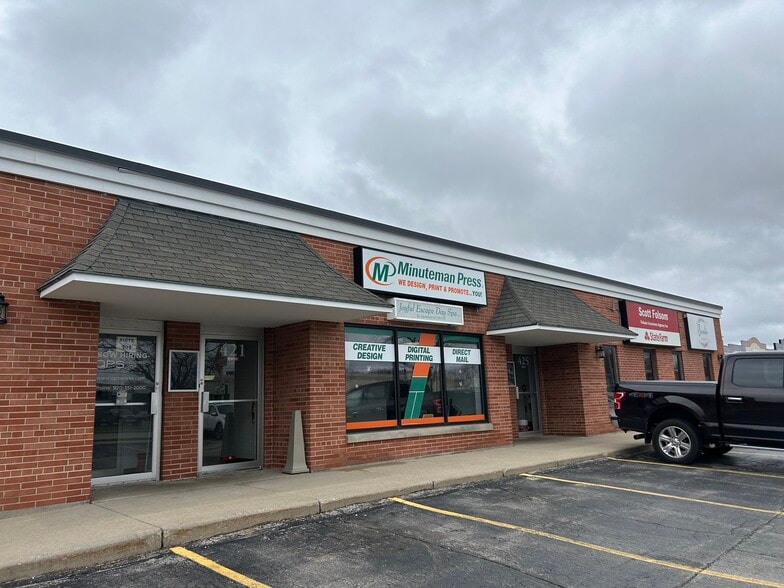 421-425 S Military Ave, Green Bay, WI for lease - Building Photo - Image 1 of 5