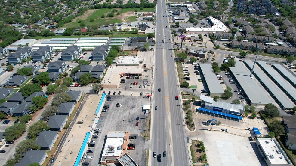 8035 Culebra Rd, San Antonio, TX à vendre - Photo du bâtiment - Image 3 de 10