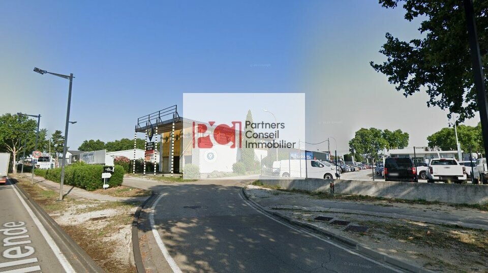 Retail in Nîmes for lease Building Photo- Image 1 of 3