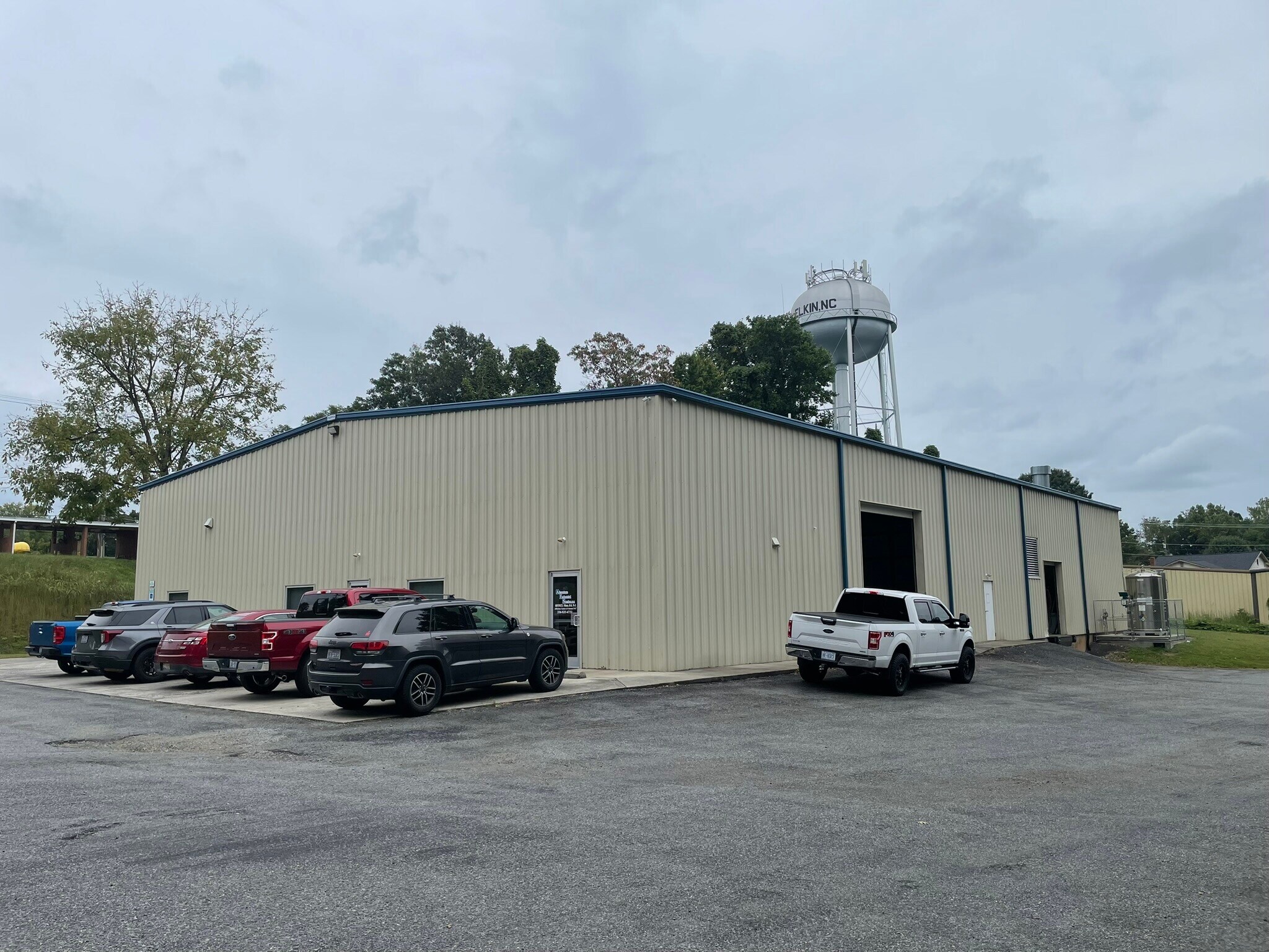 125 W Robin Rd, Elkin, NC for lease Building Photo- Image 1 of 9
