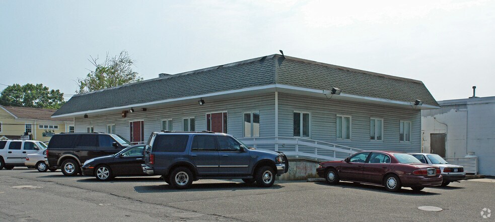 911 Montauk Hwy, Shirley, NY à louer - Photo du bâtiment - Image 3 de 3