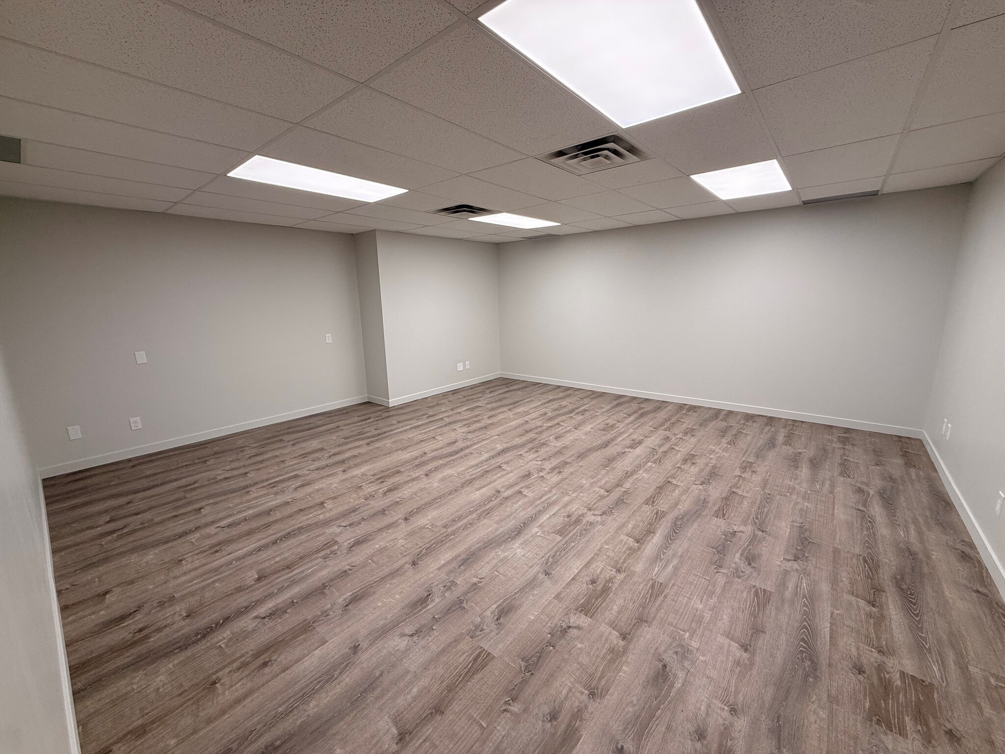 7138 S Highland Dr, Salt Lake City, UT for lease Interior Photo- Image 1 of 1