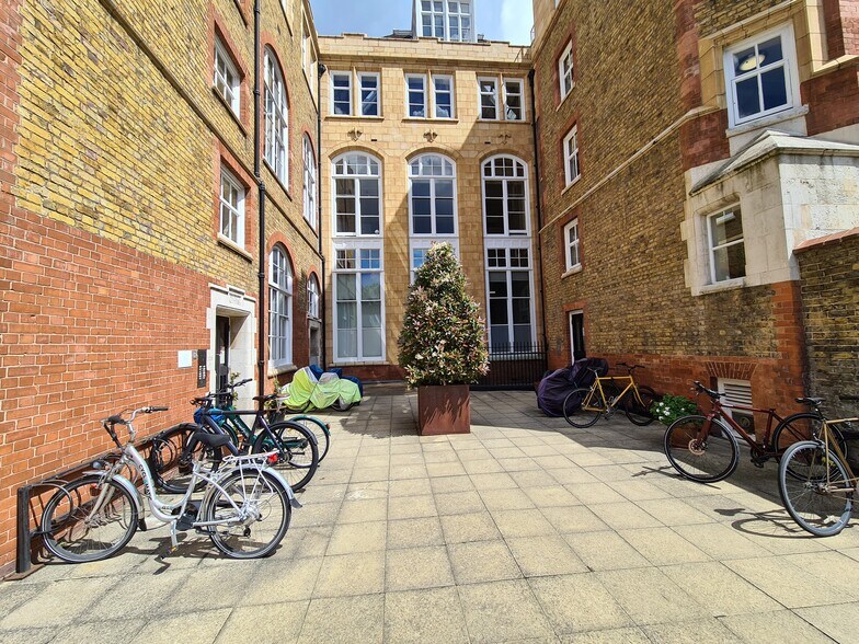 Kingsway Pl, Londres à vendre - Photo du bâtiment - Image 3 de 5