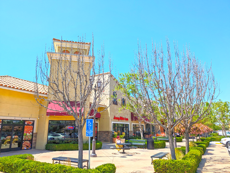 140-200 W Los Angeles Ave, Moorpark, CA for lease - Building Photo - Image 1 of 3