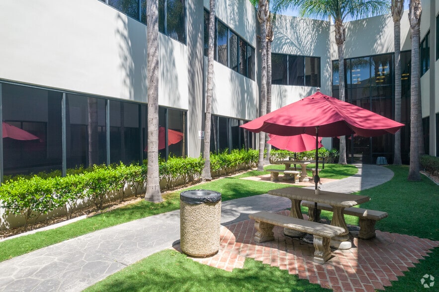 680 Langsdorf Dr, Fullerton, CA à louer - Photo du bâtiment - Image 3 de 11