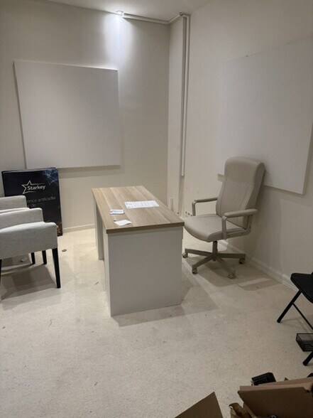 Retail in Paris for lease - Interior Photo - Image 1 of 4