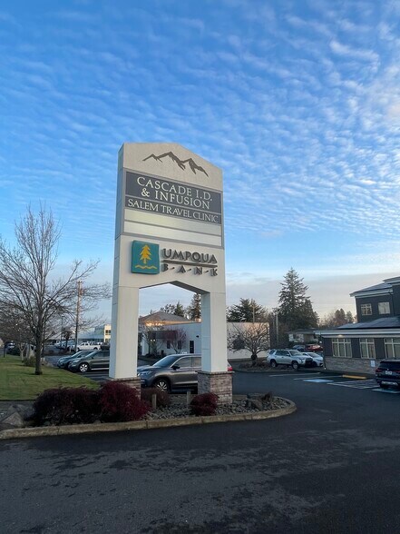 2720 Commercial St, Salem, OR à louer - Photo du bâtiment - Image 3 de 17