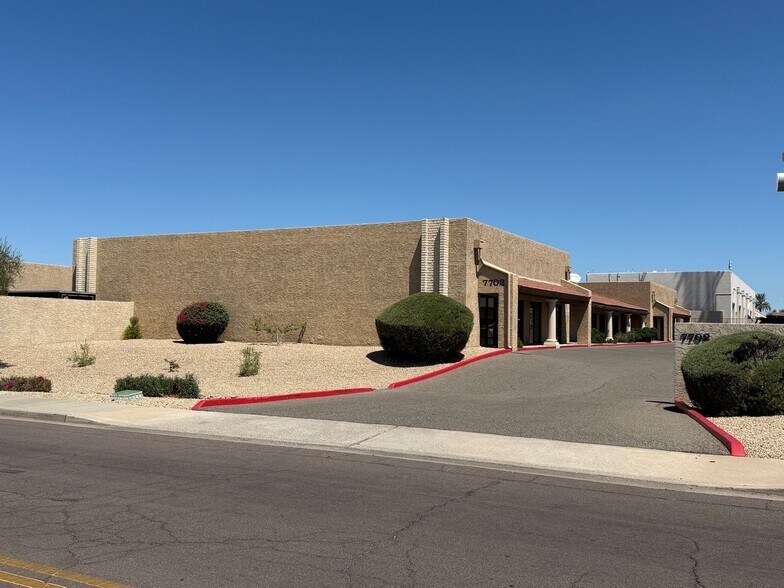 7702 E Gray Rd, Scottsdale, AZ à louer - Photo du bâtiment - Image 2 de 4