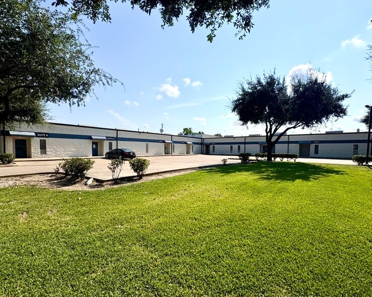 5411 Brookglen Dr, Houston, TX for lease - Building Photo - Image 2 of 10