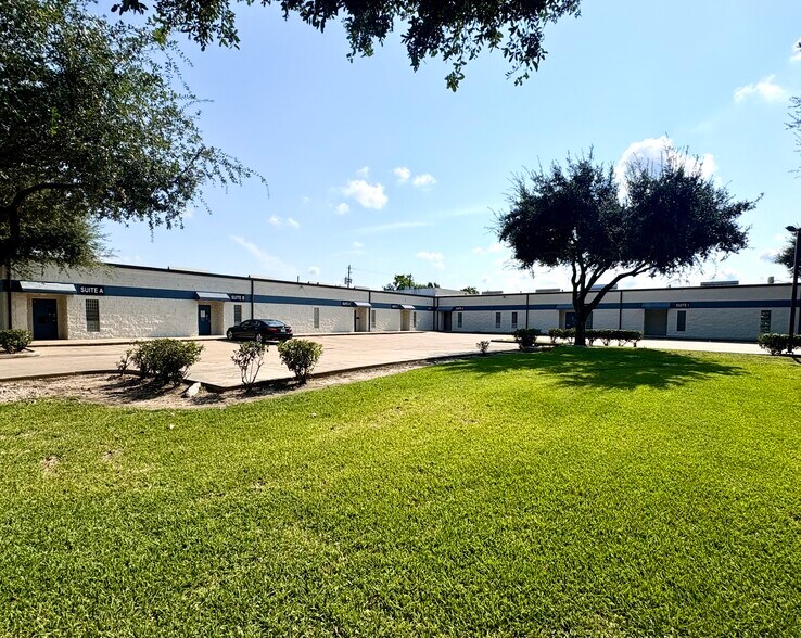 5411 Brookglen Dr, Houston, TX à louer - Photo du bâtiment - Image 3 de 10