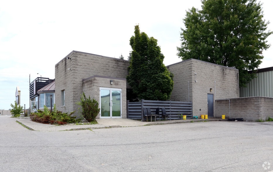 383 Woodlawn Rd W, Guelph, ON à vendre - Photo du bâtiment - Image 2 de 6