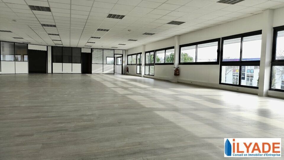 Office in Pertuis for lease - Building Photo - Image 2 of 6