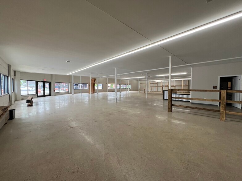 135 E Broadway St, Fortville, IN à vendre - Photo du bâtiment - Image 2 de 7