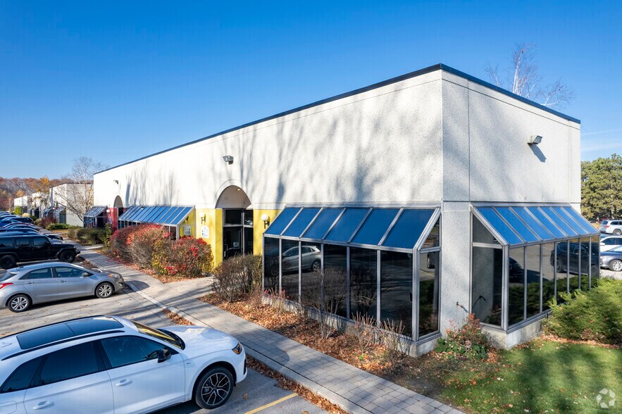 120 W Beaver Creek Rd, Richmond Hill, ON à vendre - Photo du bâtiment - Image 2 de 2