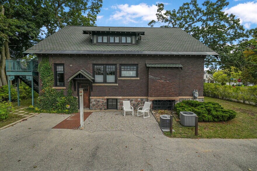 530 S Union St, Traverse City, MI à vendre - Photo du bâtiment - Image 3 de 45