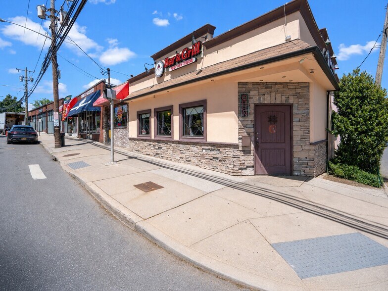 58 Landing Rd, Glen Cove, NY à vendre - Photo du bâtiment - Image 2 de 22