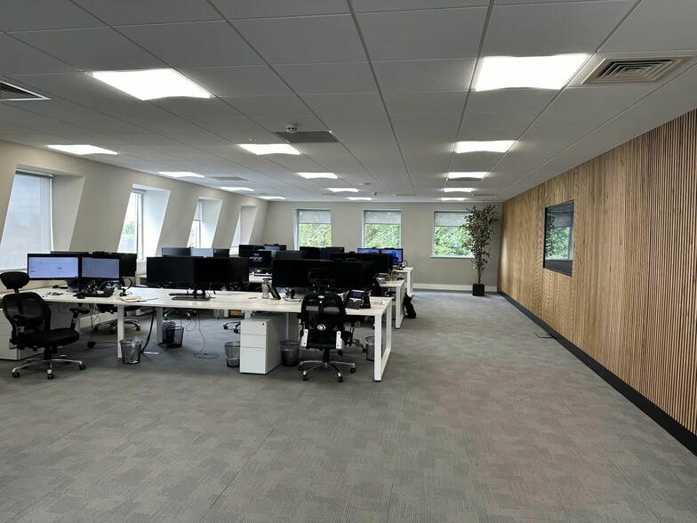 2 Esher Rd, Walton On Thames for lease - Building Photo - Image 2 of 5