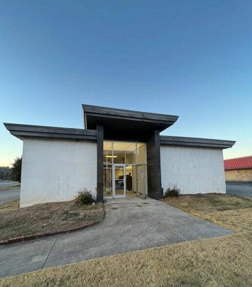 1980 Oak Ridge Tpke, Oak Ridge, TN for sale - Building Photo - Image 1 of 11