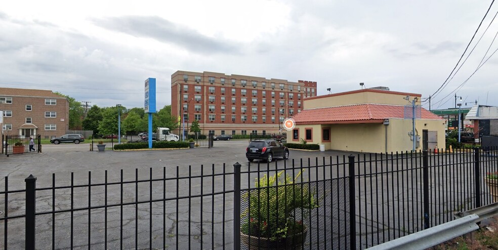 8315 S Cottage Grove Ave, Chicago, IL for lease - Building Photo - Image 2 of 4