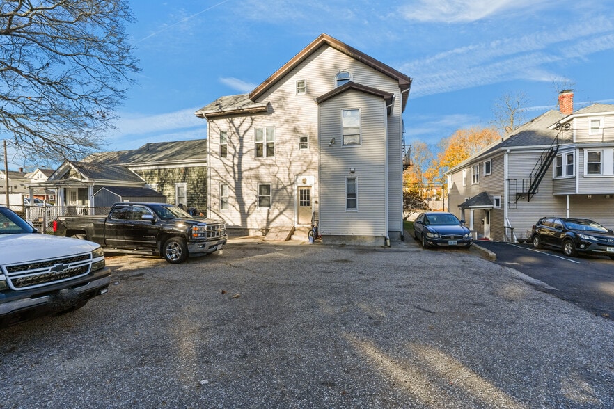 79 Hamlet Ave, Woonsocket, RI à vendre - Photo du bâtiment - Image 2 de 17