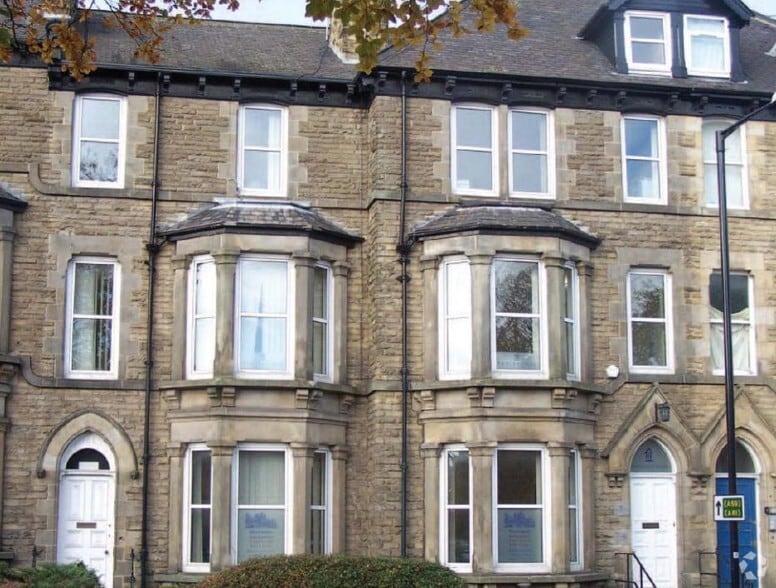 47-49 & 51-53 East Parade portfolio of 2 properties for sale on LoopNet.ca - Primary Photo - Image 2 of 2