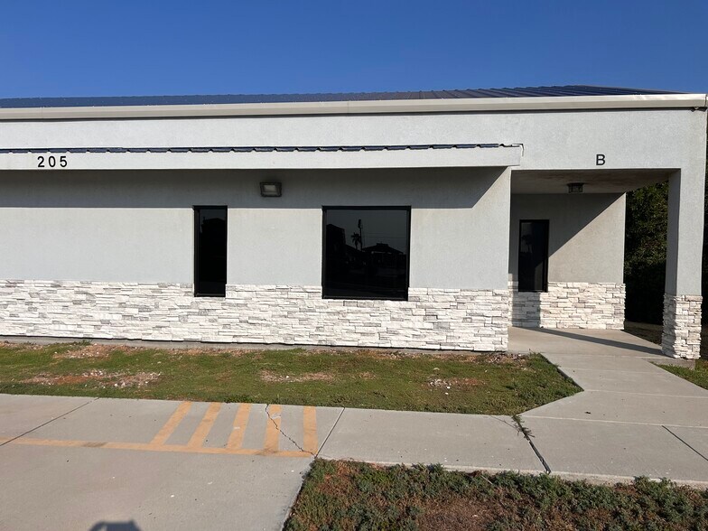 205 Cedar Dr, Portland, TX for lease - Building Photo - Image 2 of 13