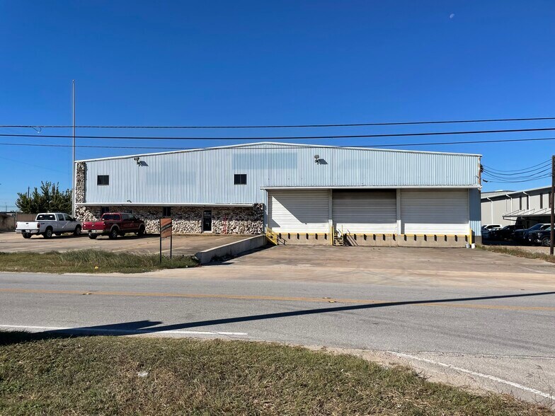 109 N Richey St, Pasadena, TX à louer - Photo du bâtiment - Image 2 de 15