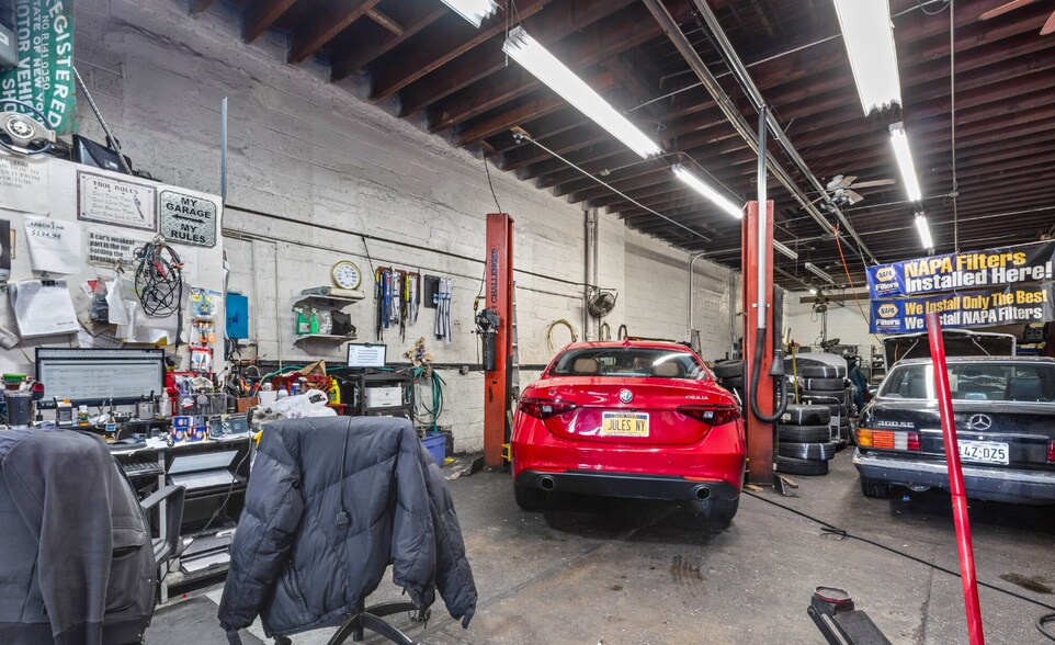 4914 25th Ave, Woodside, NY à vendre - Photo du bâtiment - Image 3 de 6