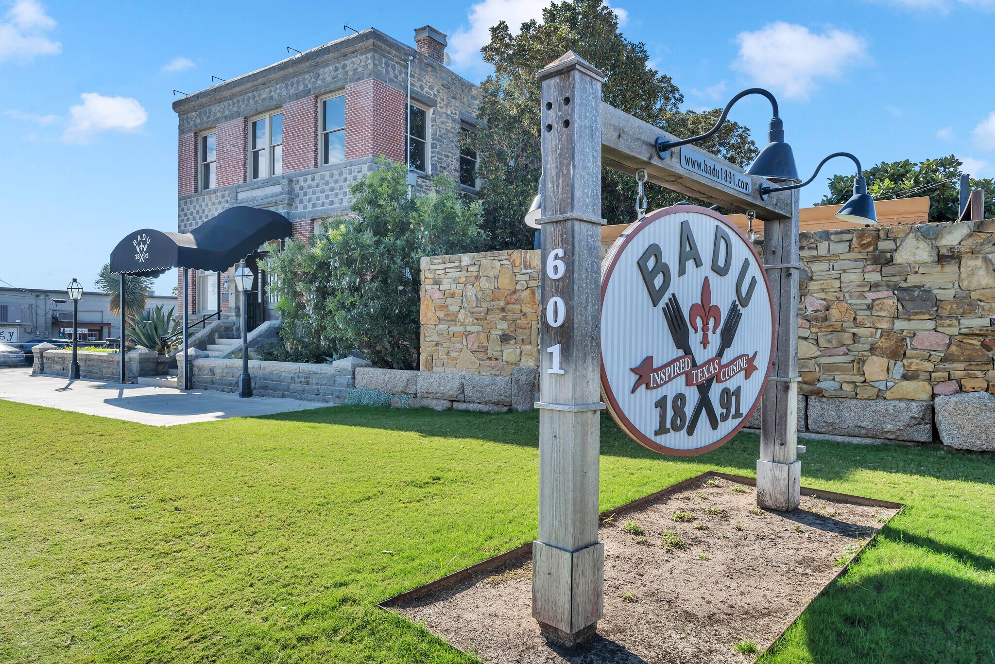 601 Bessemer Ave, Llano, TX à vendre Photo du bâtiment- Image 1 de 38