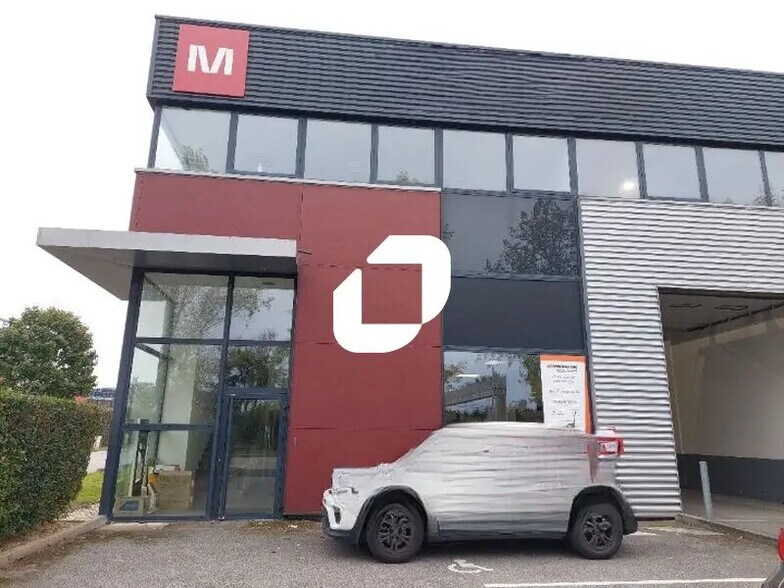 Flex dans Élancourt à louer - Photo du bâtiment - Image 2 de 9