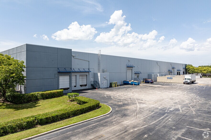 15751 SW 41st St, Davie, FL à louer - Photo du bâtiment - Image 3 de 4