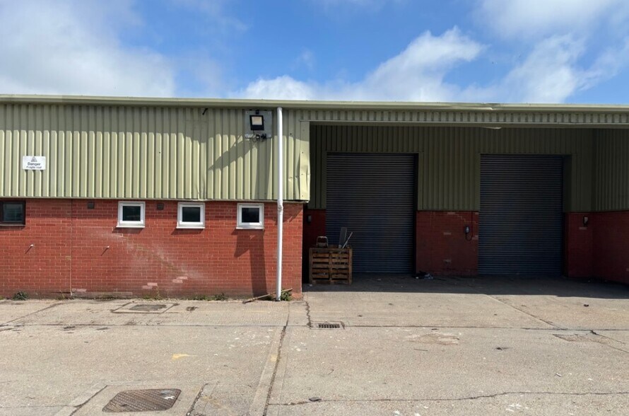 Burndell Rd, Ford à louer - Photo du bâtiment - Image 2 de 4